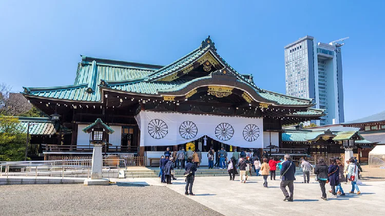 Japanese PM makes offering to Yasukuni Shrine on WWII surrender anniv.