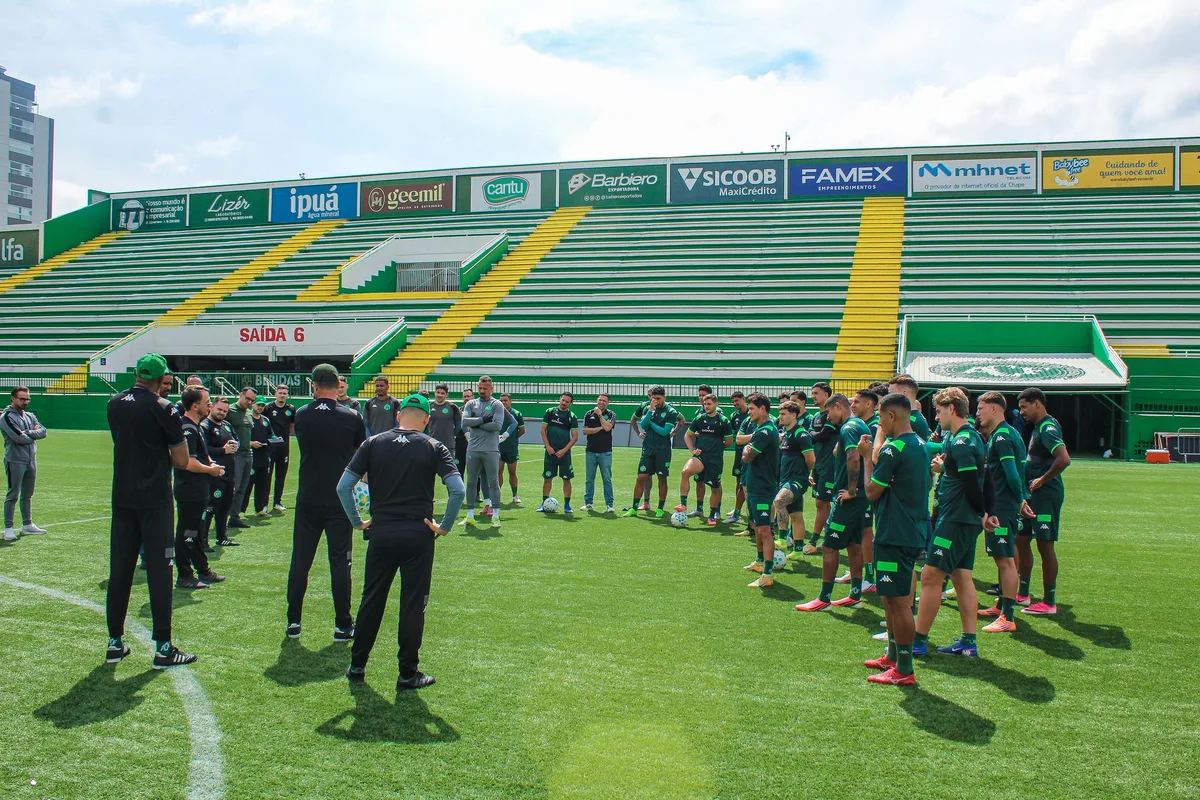 Escalação da Chapecoense: Fernando suspenso e reencontro com a torcida na Arena Condá