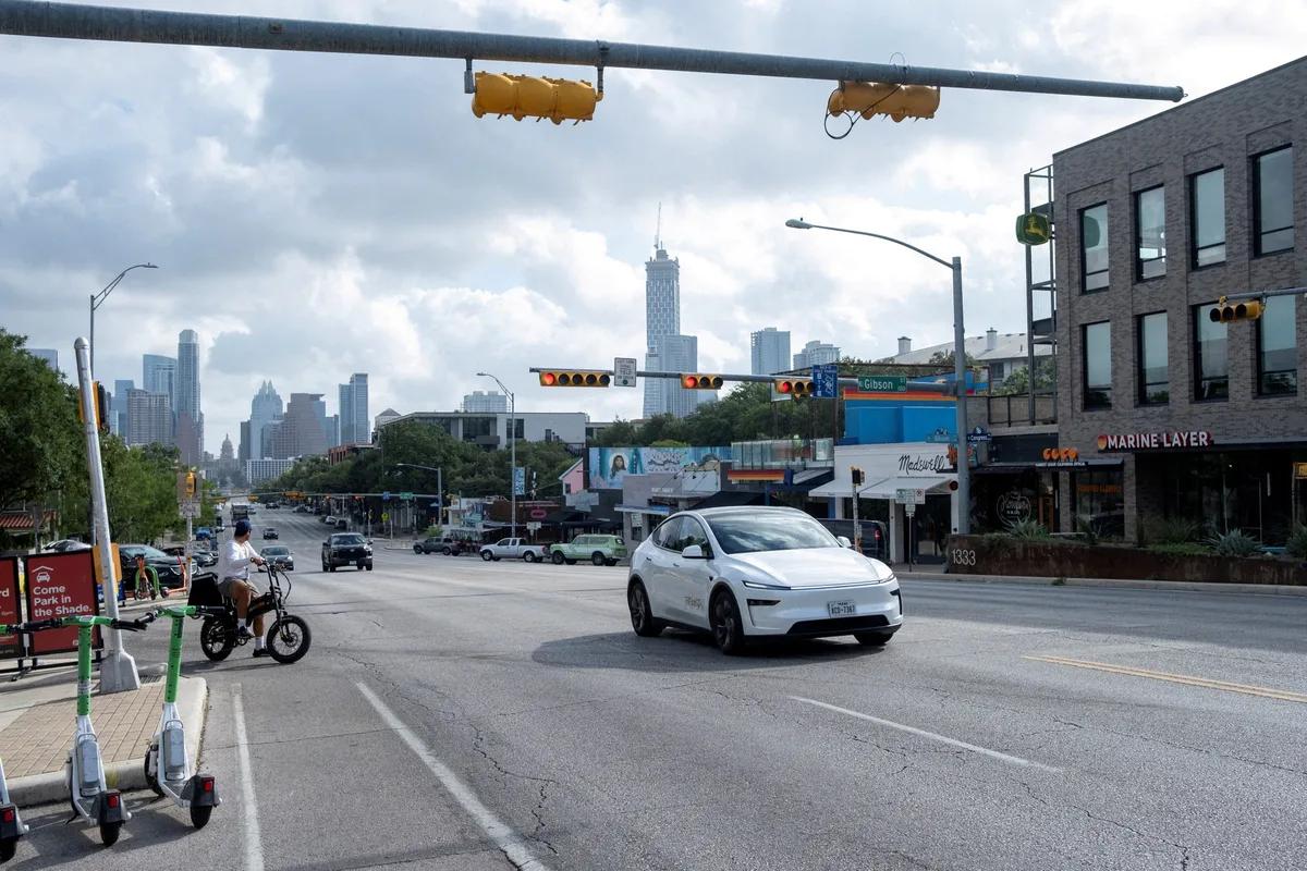 Estados Unidos quiere regular los robotaxis: Waymo, Tesla y más deberán tener monitoreos humanos y límites