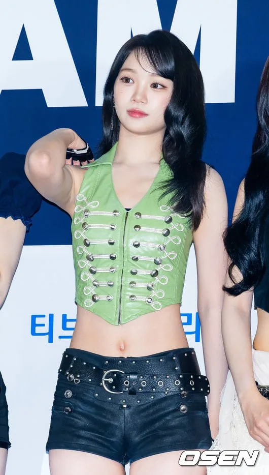 [사진]르세라핌 김채원,'사랑스럽게 머리카락을 넘기며'
