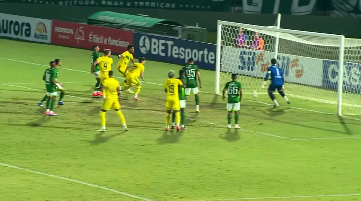 Entrou ou não? Lance polêmico poderia valer liderança na Série C; veja vídeo