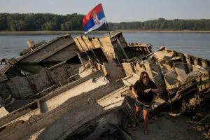 Nível baixo do rio Danúbio revela destroços de navios de guerra da 2ª Guerra