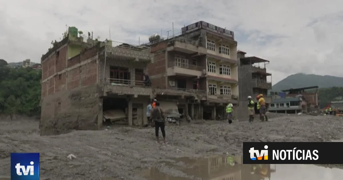 Já são quase 700 corpos resgatados no Nepal, mas 2.500 pessoas continuam desaparecidas