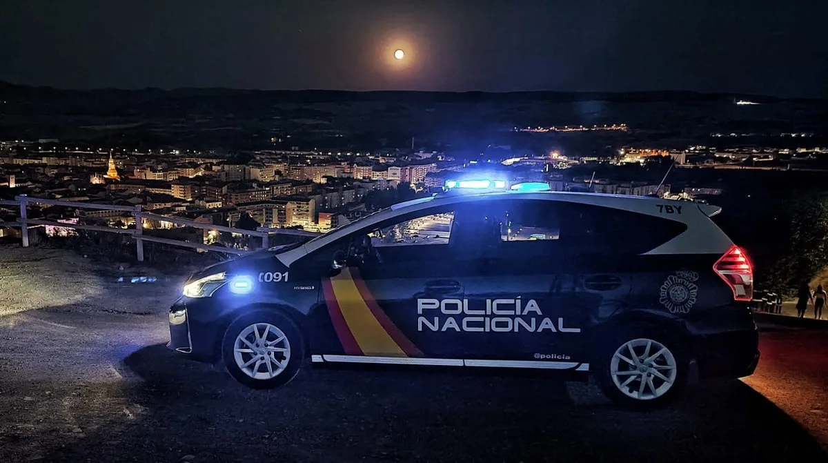 Detenidos en Sevilla dos padres ebrios por abandonar a sus tres hijos, con hambre, frío y entre cucarachas