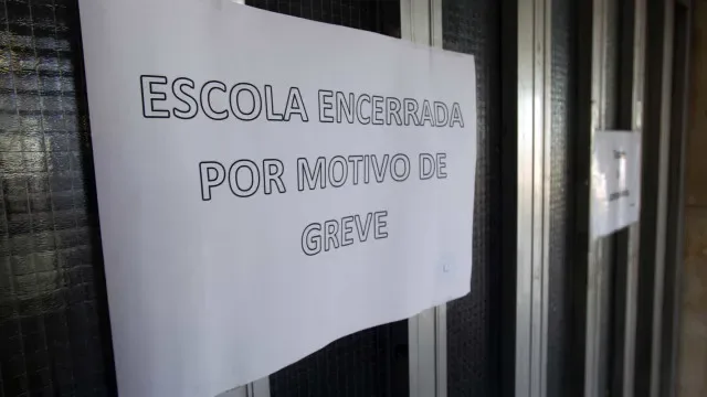 Greve de trabalhadores não docentes fecha escolas em vários distritos