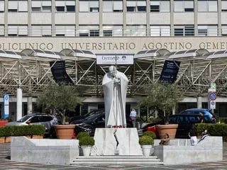 Le pape Leon XIV va être hospitalisé mardi en fin de matinée à Rome pour son opération d’un nodule au poumon