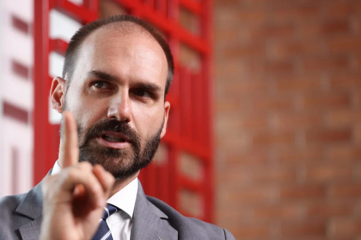 Dino pauta recurso em que DPU pede redução da pena de Eduardo Bolsonaro