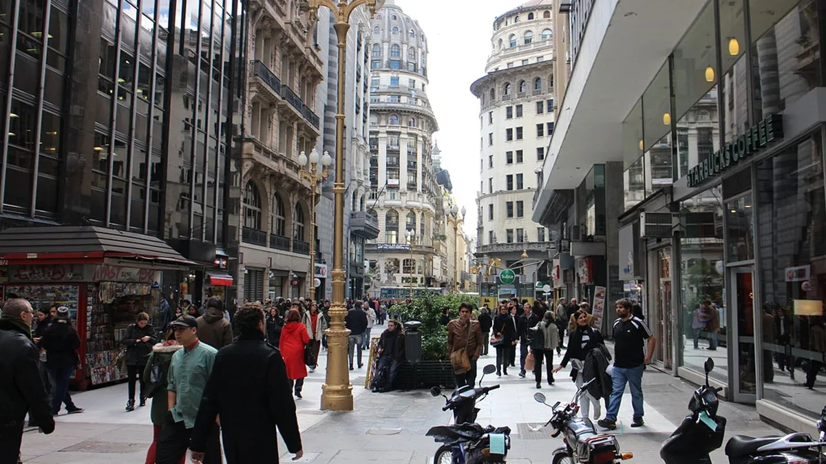 Caminaba por calle Florida, tropezó con una baldosa floja y se fracturó: 14 años después, la Justicia ordenó indemnizarla