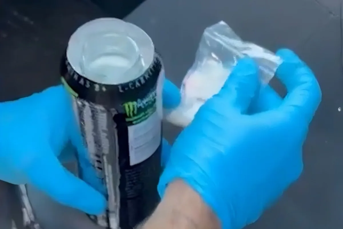 Detenido con una lata de Monster modificada para esconder cocaína rosa tras confesar a la policía que guardaba drogas en el calcetín