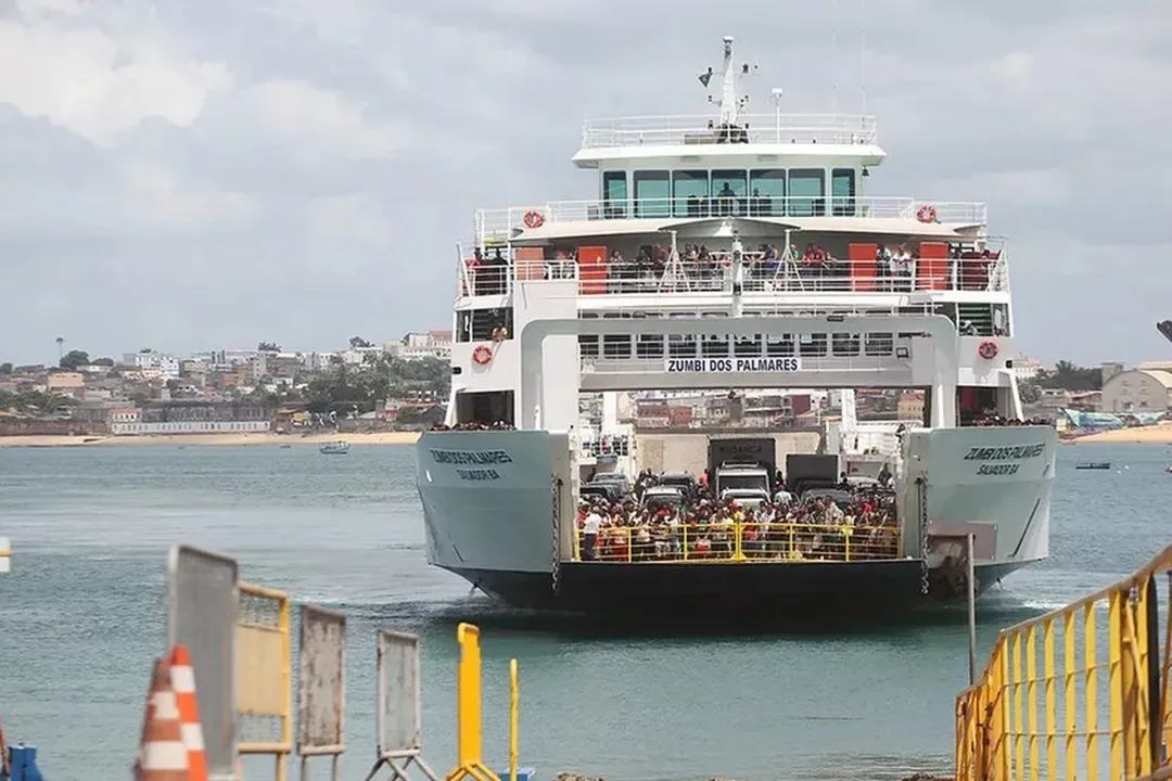 Fila do ferry-boat em Salvador chega a 3 horas de espera para feriadão