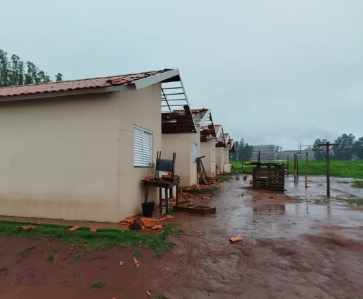 Ventania destelha dezenas de casas e atinge escola em Caarapó