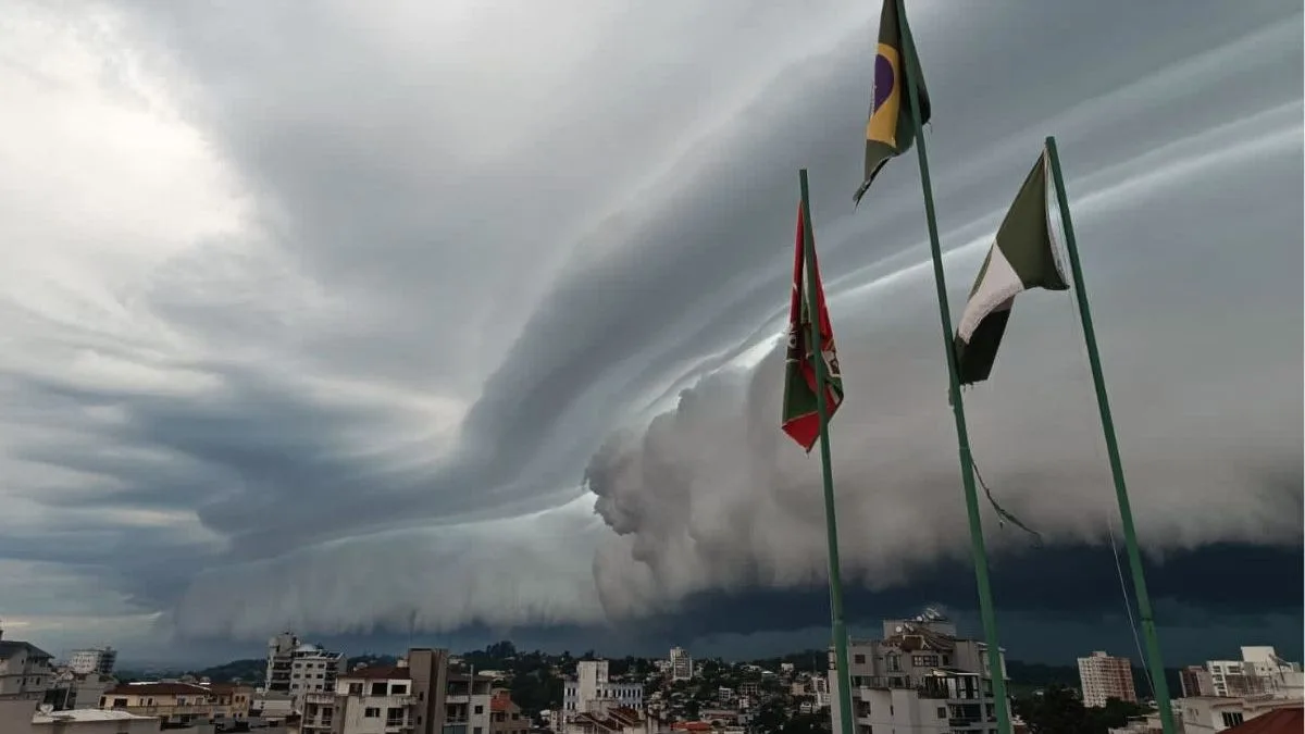 Alerta vermelho: frente fria traz temporais severos, granizo e risco de estragos para o Oeste de SC e instabilidade se espalha pelo Estado