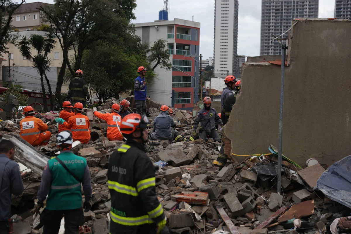 Bombeiros tentam resgatar soterrados após desabamento na zona leste de SP