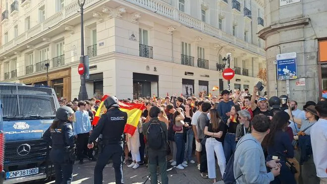 Tensión en la Puerta del Sol al acudir a la acampada un grupo de personas con banderas de España y cruces de Borgoña