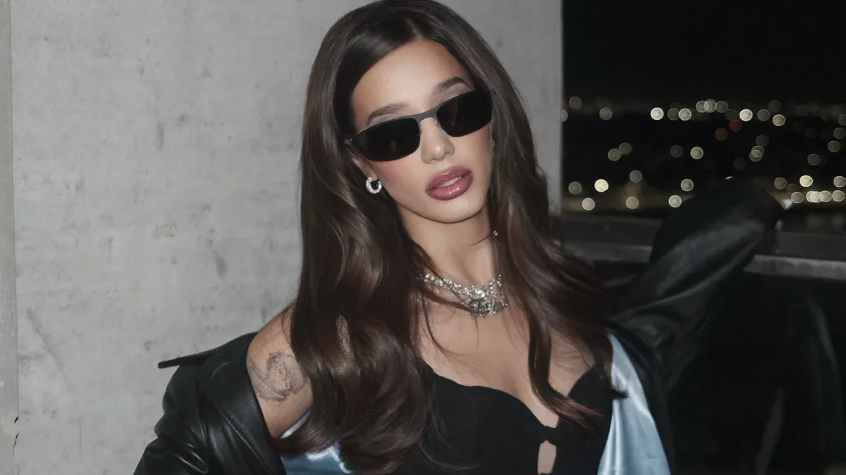 Ángela Torres mostró un look de alto impacto: minivestido negro, tapado de cuero y collar Swarovski