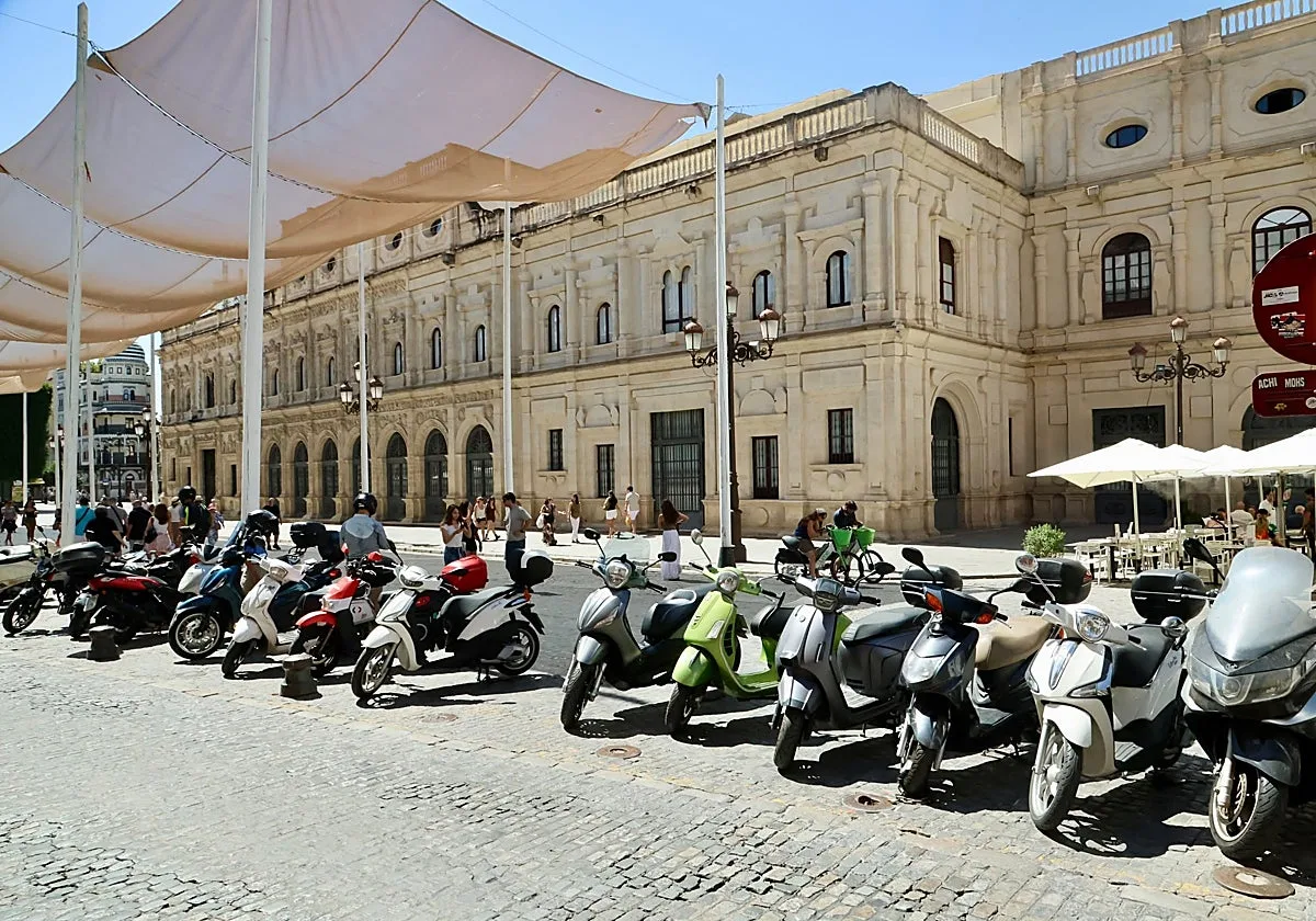 La plaza de San Francisco se convierte en el gran parking de motos del Centro