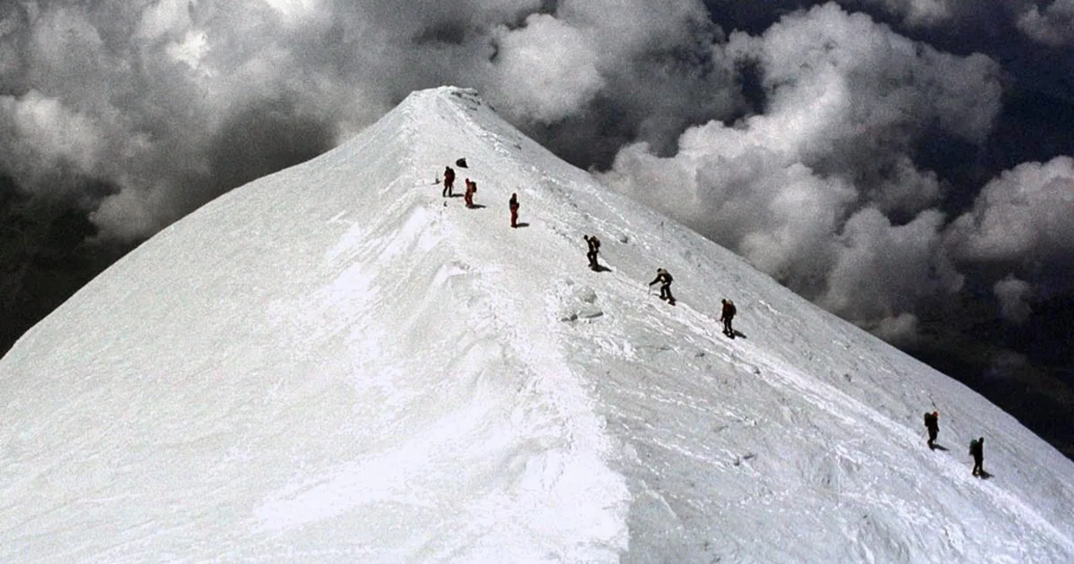 Tiene 9 años y se convirtió en el más joven en alcanzar la cima del Mont Blanc, a más de 4800 metros de altura
