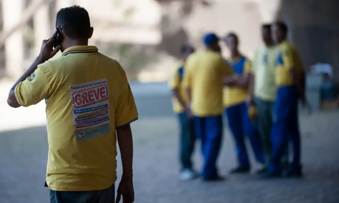 Funcionários dos Correios entram em greve por tempo indeterminado