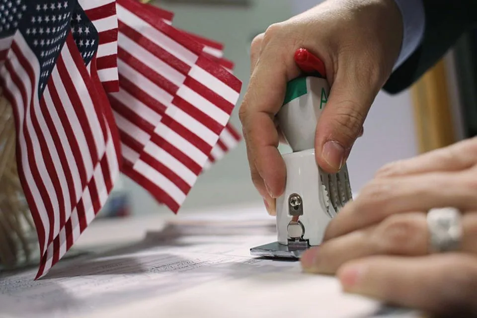 EEUU evalúa retirar visas de trabajo y negocios a solicitantes de asilo