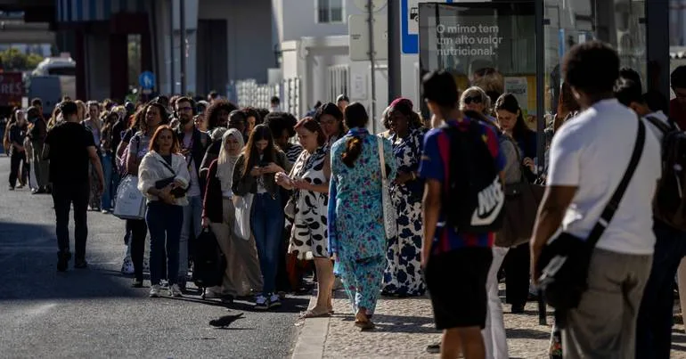 Transportes cheios e trânsito em dia de greve do Metro