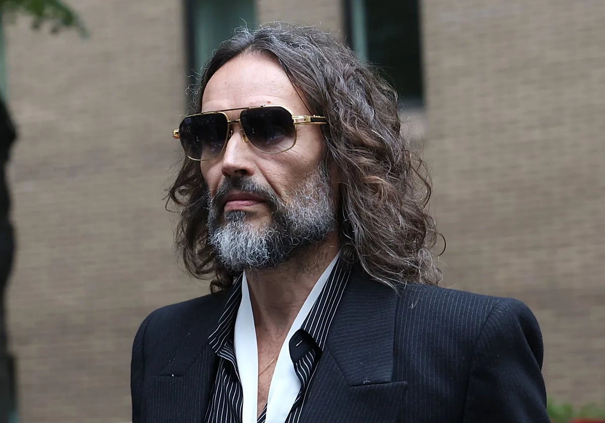 «Dije que no»: la denunciante de Russell Brand relata entre lágrimas la presunta violación en un hotel
