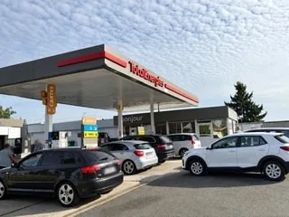 « Les gens sont fous » : salariés malmenés, insultes, incivilités… La tension monte dans les stations essence Total
