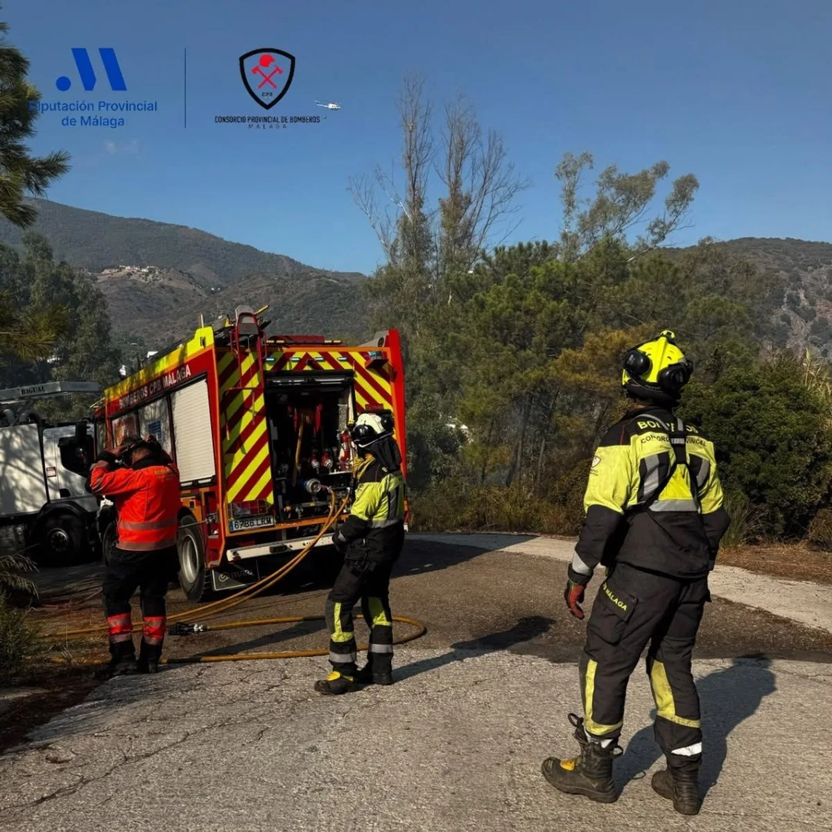 Bomberos movilizan 13 efectivos y 6 vehículos para proteger viviendas cercanas al incendio de Benahavís