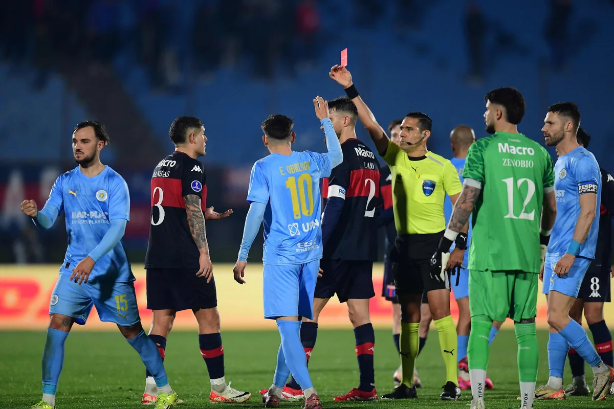 City Torque aprovechó una irresponsabilidad de Tigre, que se quejó del árbitro: quedó eliminado de la Copa Sudamericana