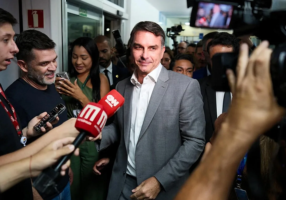 Flávio Bolsonaro da marcha atrás en su plan de cambiar la Constitución tras recibir numerosas críticas