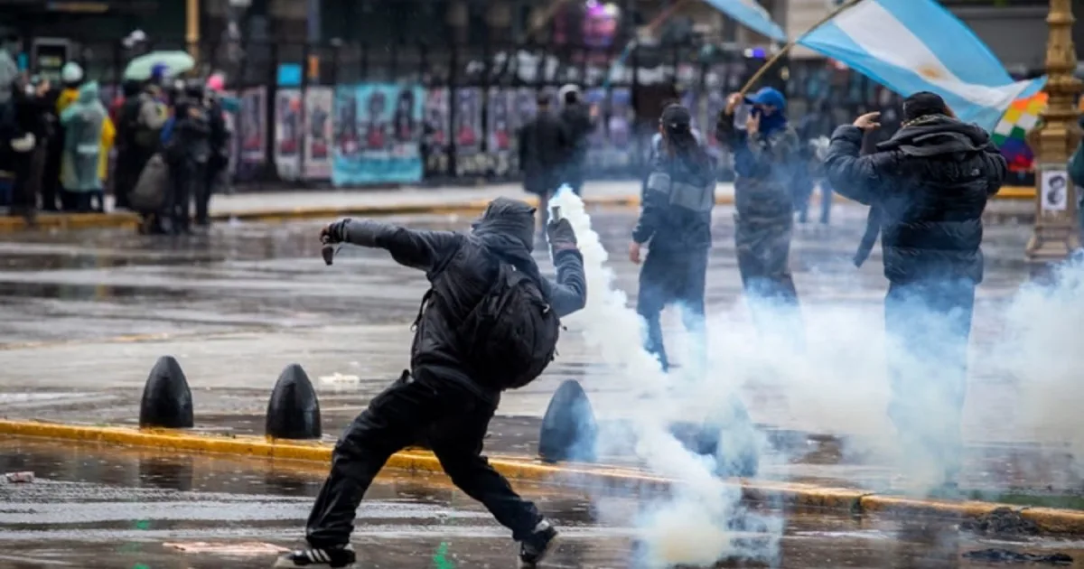 Marcha universitaria: el Gobierno denunciará a los manifestantes detenidos en el Congreso