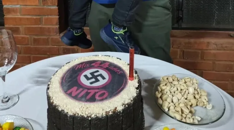 Investigan a un hombre que festejó su cumpleaños con una esvástica en la torta junto a un niño que realizó el saludo nazi