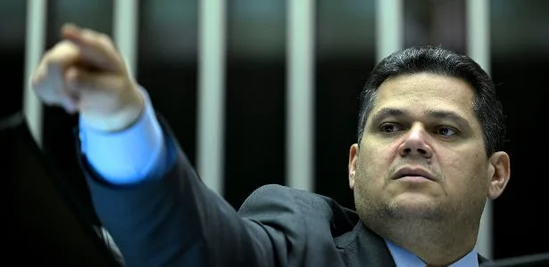 Alcolumbre desconversa sobre impeachment de Moraes e cita 'Dark Horse'