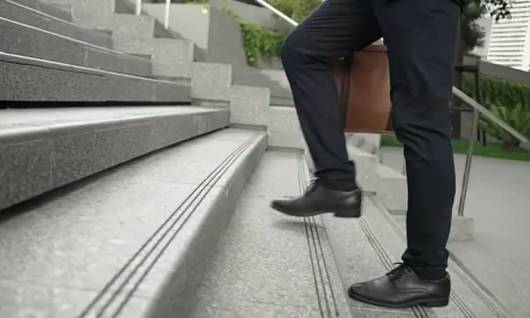 Pausas no trabalho: por que levantar durante o dia importa