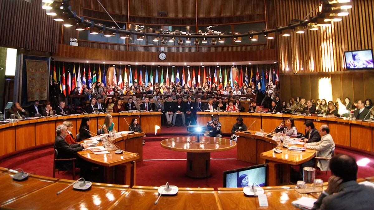La CEPAL proyecta crecimiento del 2,2% para la región en 2026 y advierte por la informalidad
