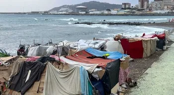 Confrontos no porto de Ceuta contra a chegada de membros de grupo pró-habitação
