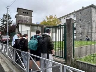 À l’aide de son briquet, un jeune met le feu à de l’essence déversée dans le couloir d’un lycée, à Saint-Nazaire