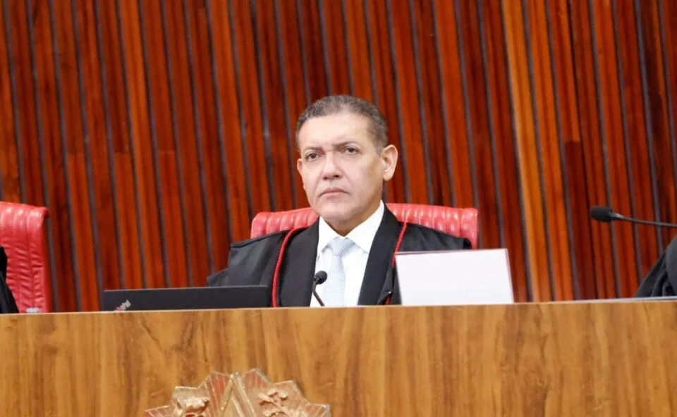 Presidente do TSE convoca reunião para tentar trégua entre campanhas de Lula e Flávio Bolsonaro