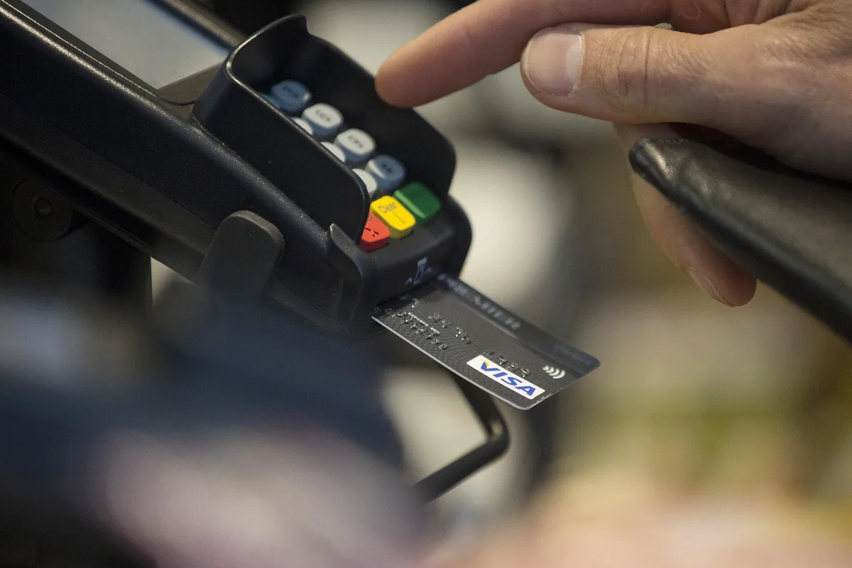 July per-credit card spending slips 2.4% Y-o-Y, issuances outpace transaction