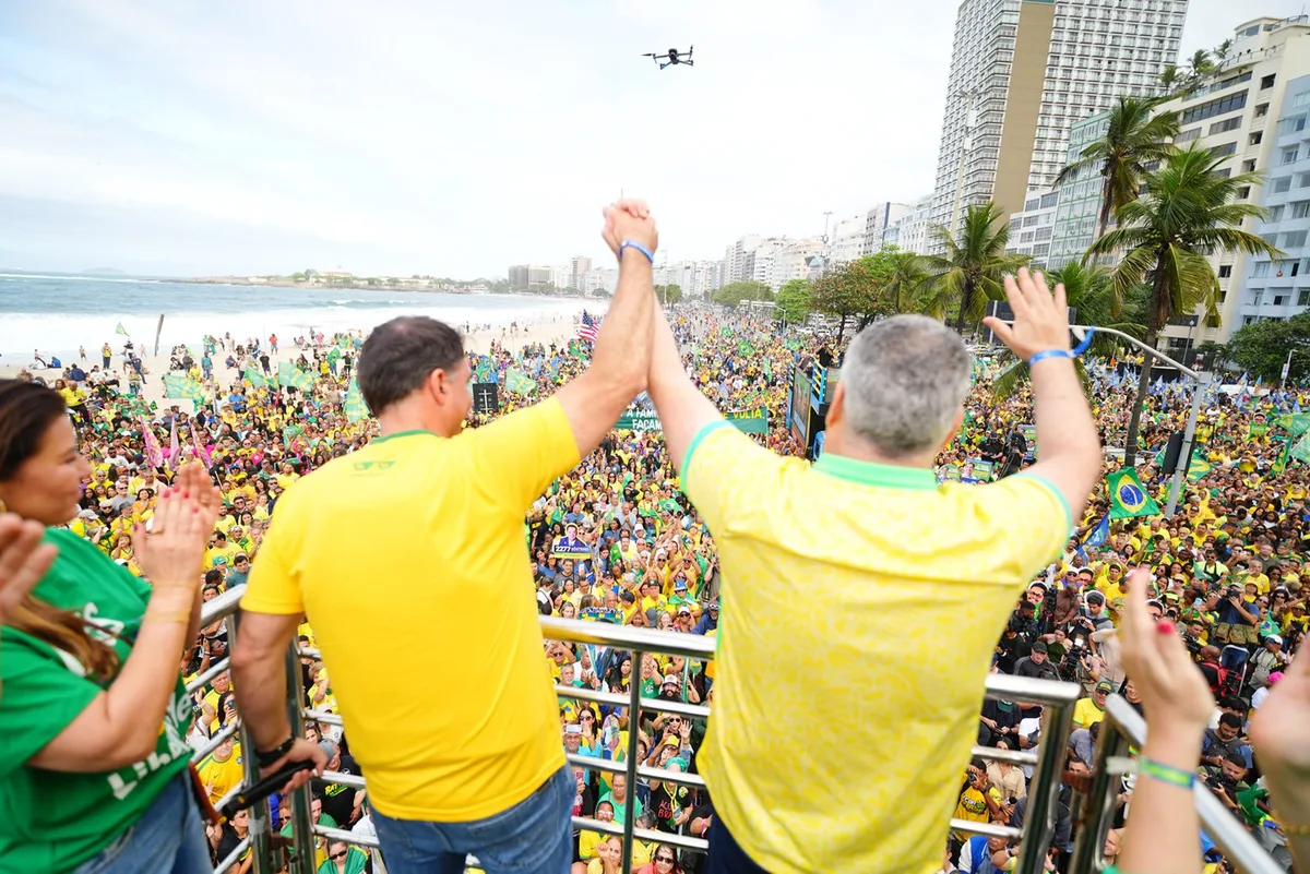 Flávio inicia campanha no berço do bolsonarismo, em ato mais esvaziado do que os do pai