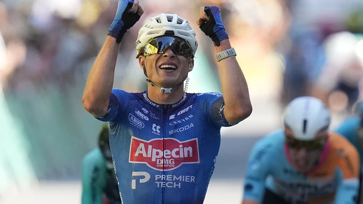 Jasper Philipsen bisa e sobe à liderança do Renewi Tour