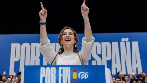 Ayuso hace suya la prioridad nacional de Vox en la sanidad madrileña: "Su racismo y falta de humanidad es aterradora"