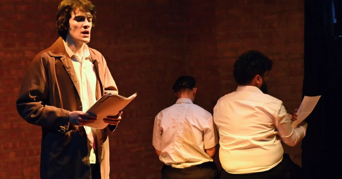 Teatro en Neuquén sobre La noche de los bastones largos, en la Feria del Libro