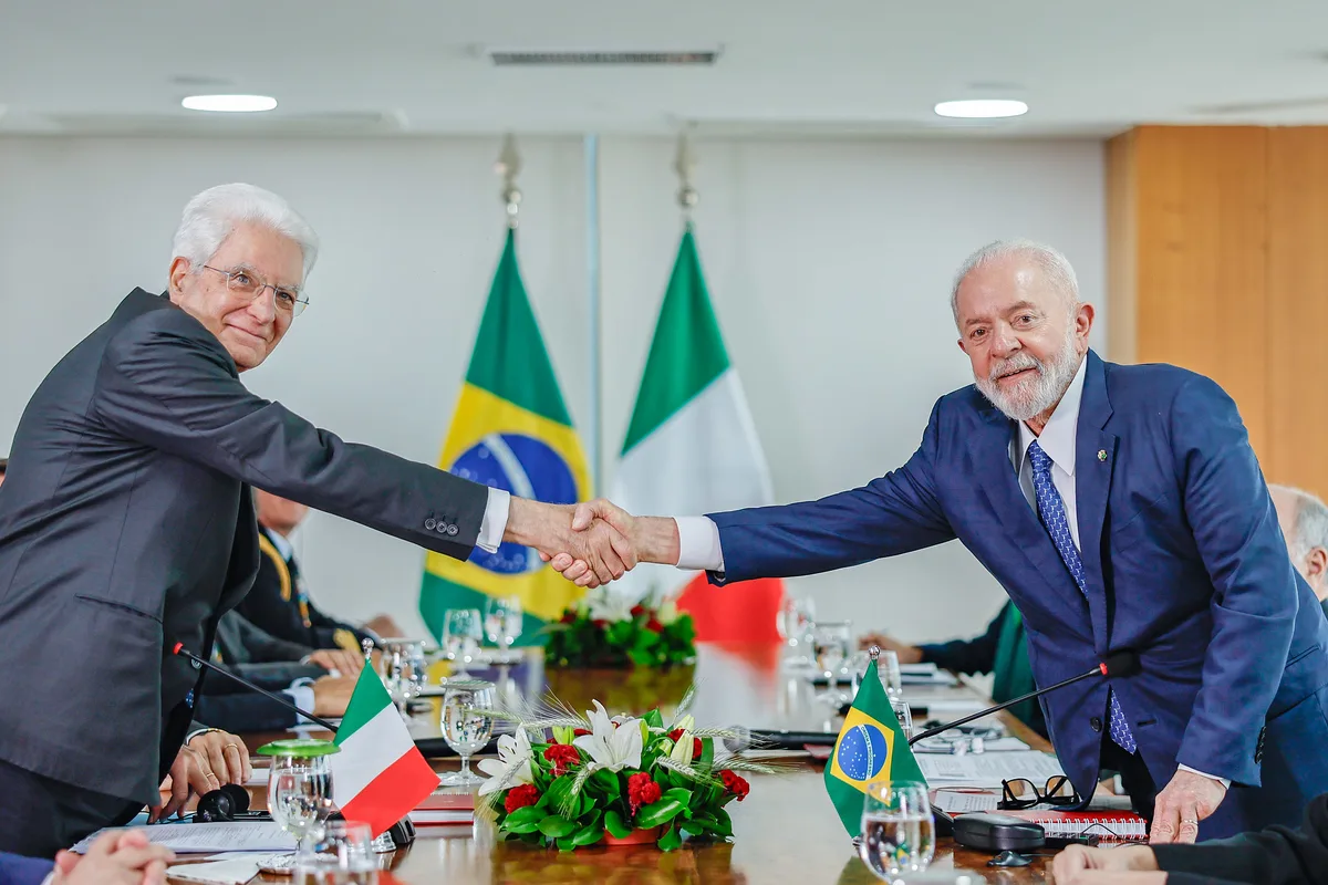 Oposição italiana pede voto em Lula e denuncia interferências dos EUA na eleição