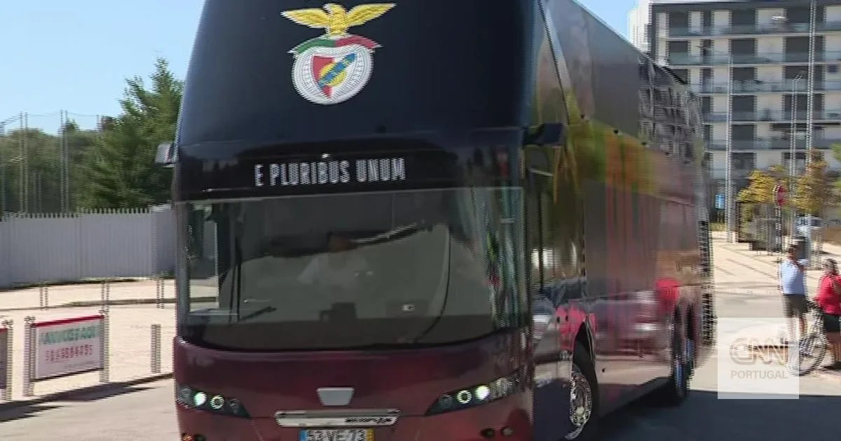 De volta a casa: Benfica aterrou em Lisboa e já está no Seixal
