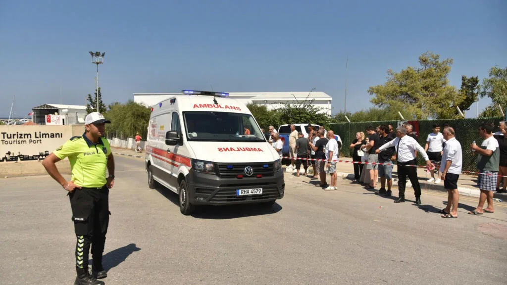 Naufrage d'un bateau de croisière au large de Chypre, sauvetage en cours