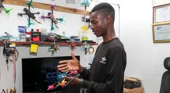 Jovem moçambicano prepara `drone` para entregar medicamentos até 200 km