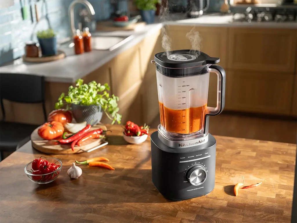 Una licuadora que soporta agua hirviendo y una cafetera que hace todo por ti: lo nuevo de KitchenAid en México