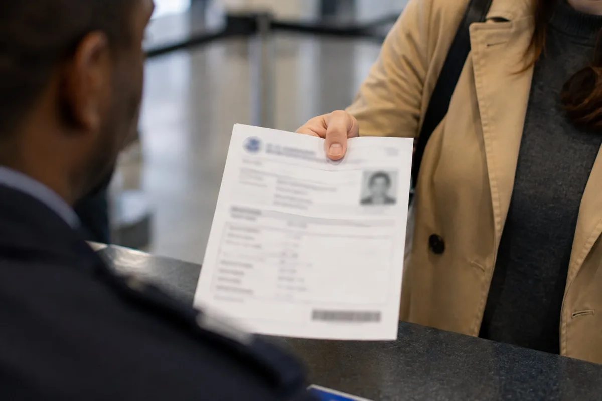 El documento que todo migrante mayor de 18 años debe llevar en agosto 2026: multas de hasta US$5000 por no portarlo