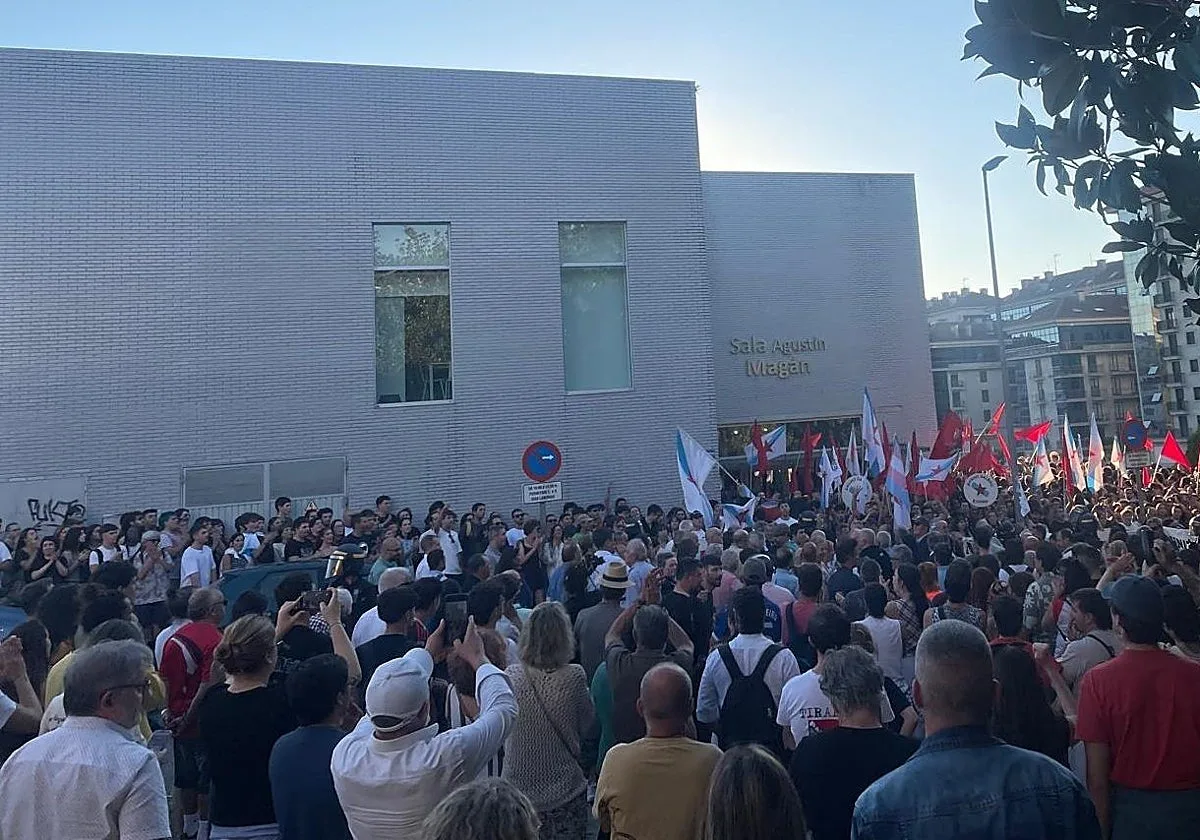 Centenares de personas impiden la celebración de un acto de Vox en Santiago: «Aquí no pasa»