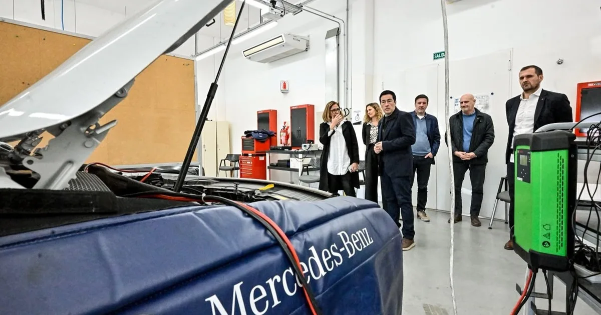 Crisis de la industria: Nardini se reunió con automotrices en la visita a una fábrica de Mercedes Benz